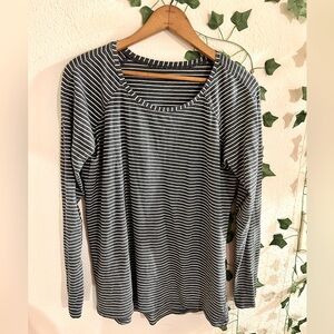 LIKE NEW LULULEMON LONG SLEEVE NAVY BLUE & WHITE TOP WOMEN’S 10